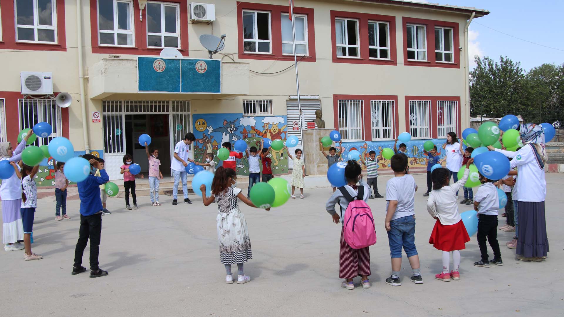 ŞANLIURFA SURUÇ'TA ÇANTA DAĞITIMLARIMIZ ŞENLİK OLDU