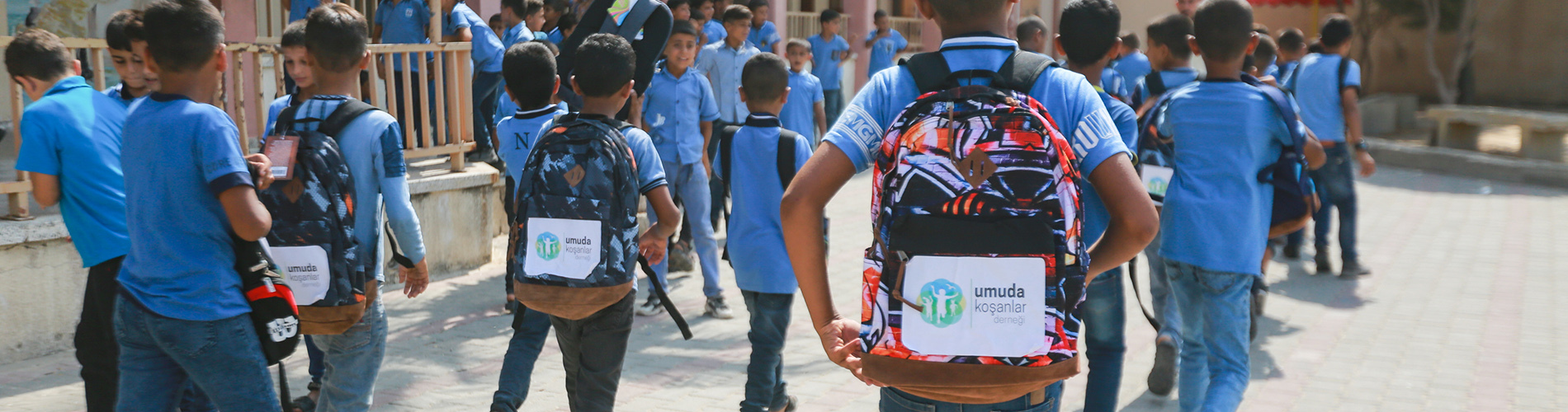 Gazze'li Çocuklara Kırtasiye Çantaları Dağıttık