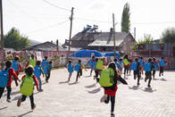 Sivas ve Kahramanmaraş'ta Çocuklar Okul Çantalarına Kavuştu