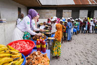 Tanzanya'da Yetimlerle Aynı Sofradaydık