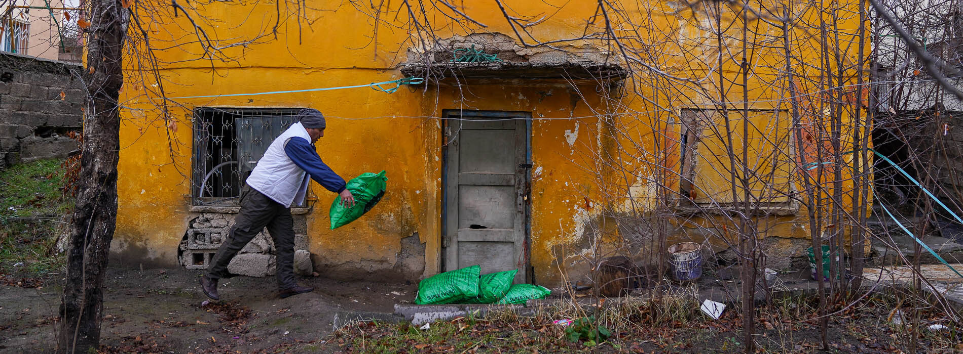 Yakacak Yardımlarıyla Evler Isınıyor