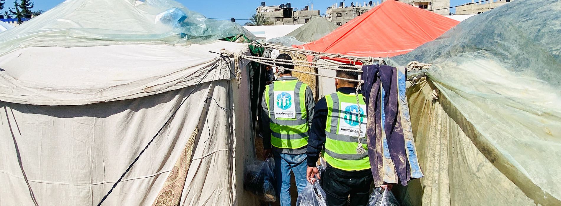 Gazze'de Çocuklara Kıyafet Yardımında Bulunduk