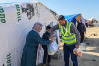 İŞGAL ALTINDAKİ GAZZE’DE MEYVE SEBZE DAĞITTIK