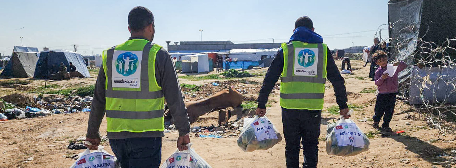 İŞGAL ALTINDAKİ GAZZE’DE MEYVE SEBZE DAĞITTIK