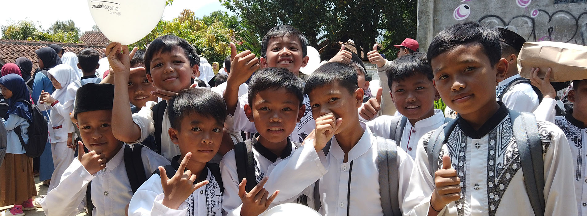 Endonezya’da Öğrencilere Kırtasiye Desteğinde Bulunduk 