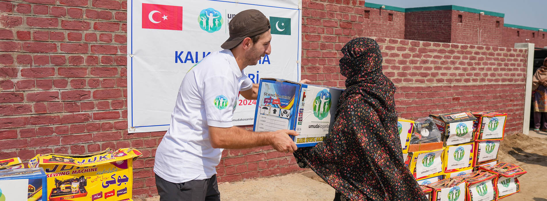 Pakistan’da Ailelere Dikiş Makineleri ve Süt Keçileri Temin Ettik