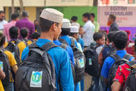 Bangladeş’te 1000 Öğrenciye Kırtasiye Seti Desteği Sağladık