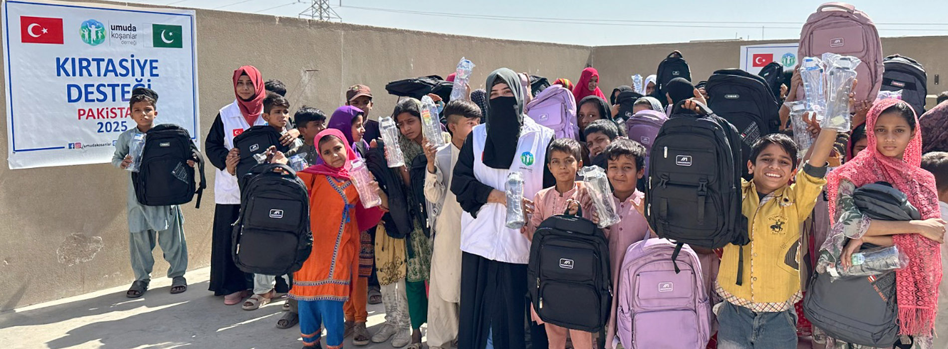 Karaçi’de Arakanlı Öğrencilere Kırtasiye Desteği Verdik