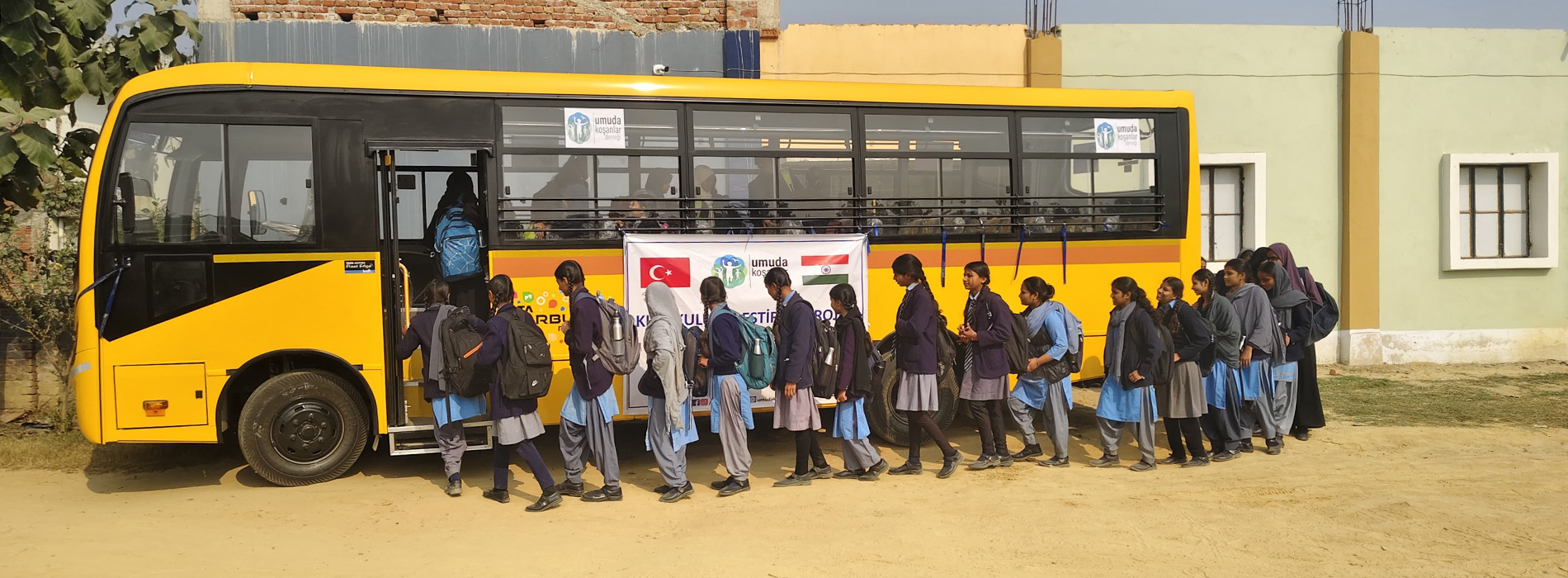 Hindistan'da İki Okula Ulaşım, Enerji ve Altyapı Destekleri Sağladık